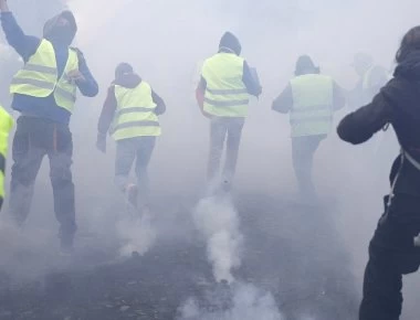 Γαλλία: Δακρυγόνα και πλαστικές σφαίρες κατά των «κίτρινων γιλέκων» στην Αψίδα του Θριάμβου (βίντεο)